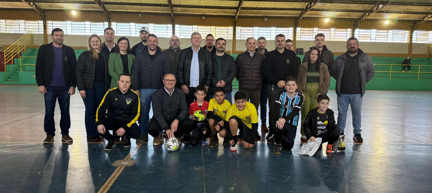 Entrega de uniformes marca apoio da Prefeitura ao projeto social do Tapejara Futsal
