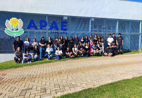 Participantes do Programa Jovem Trabalhador vivenciam dia de aprendizado em visita à APAE e ao Polo UAB, de Tapejara
