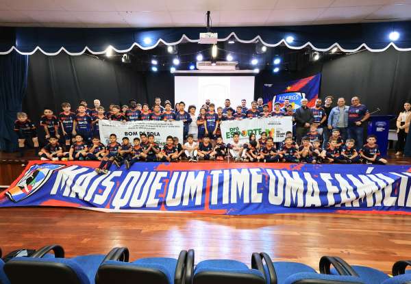 ADERGS Celebra o Esporte e Transforma Vidas com Entrega de Uniformes