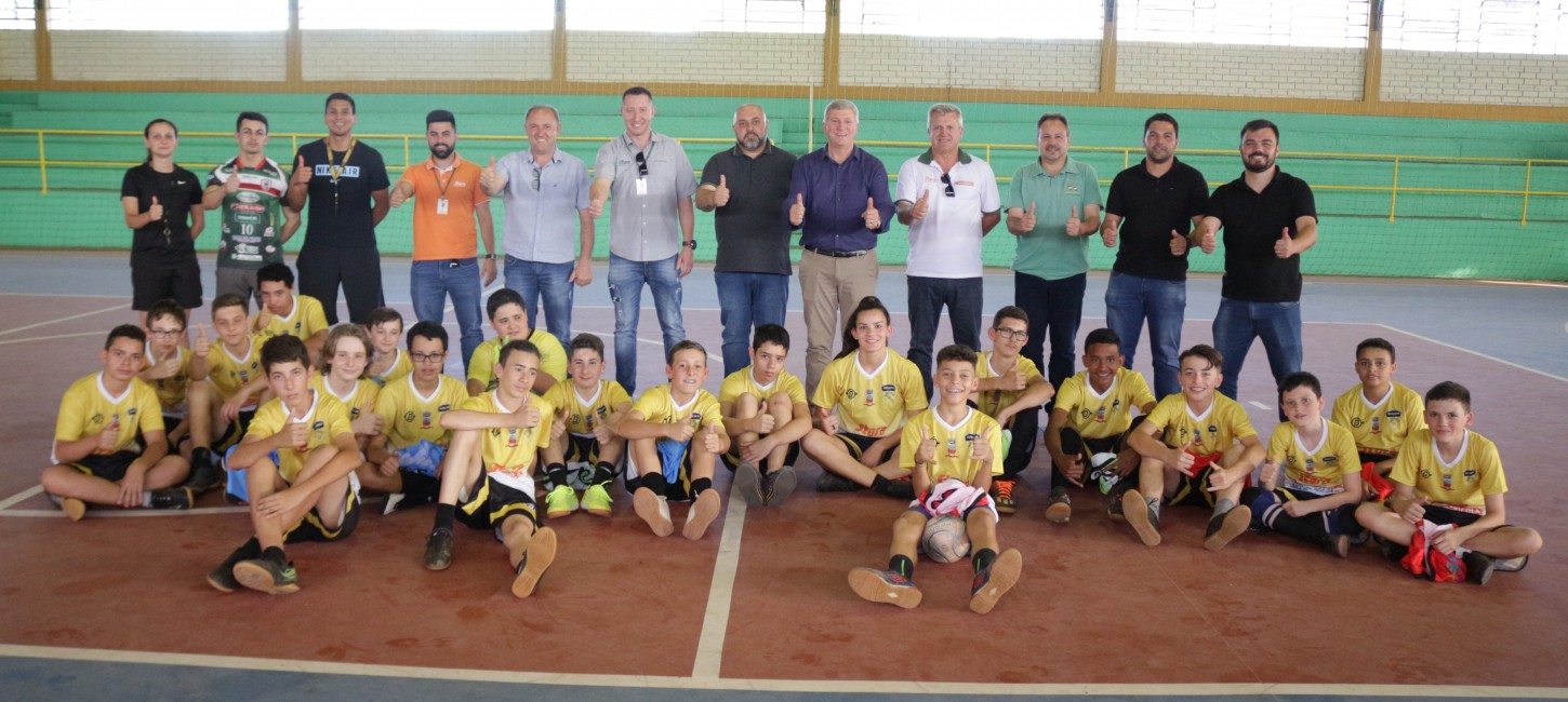 Alunos da Escolinha Tapejara Futsal recebem uniformes novos da Administração Municipal