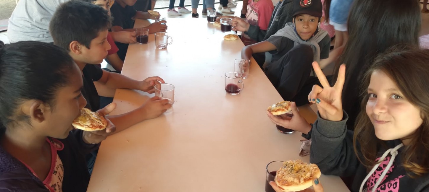 Estudantes tapejarenses recebem de lanche mini pizzas da agricultura familiar