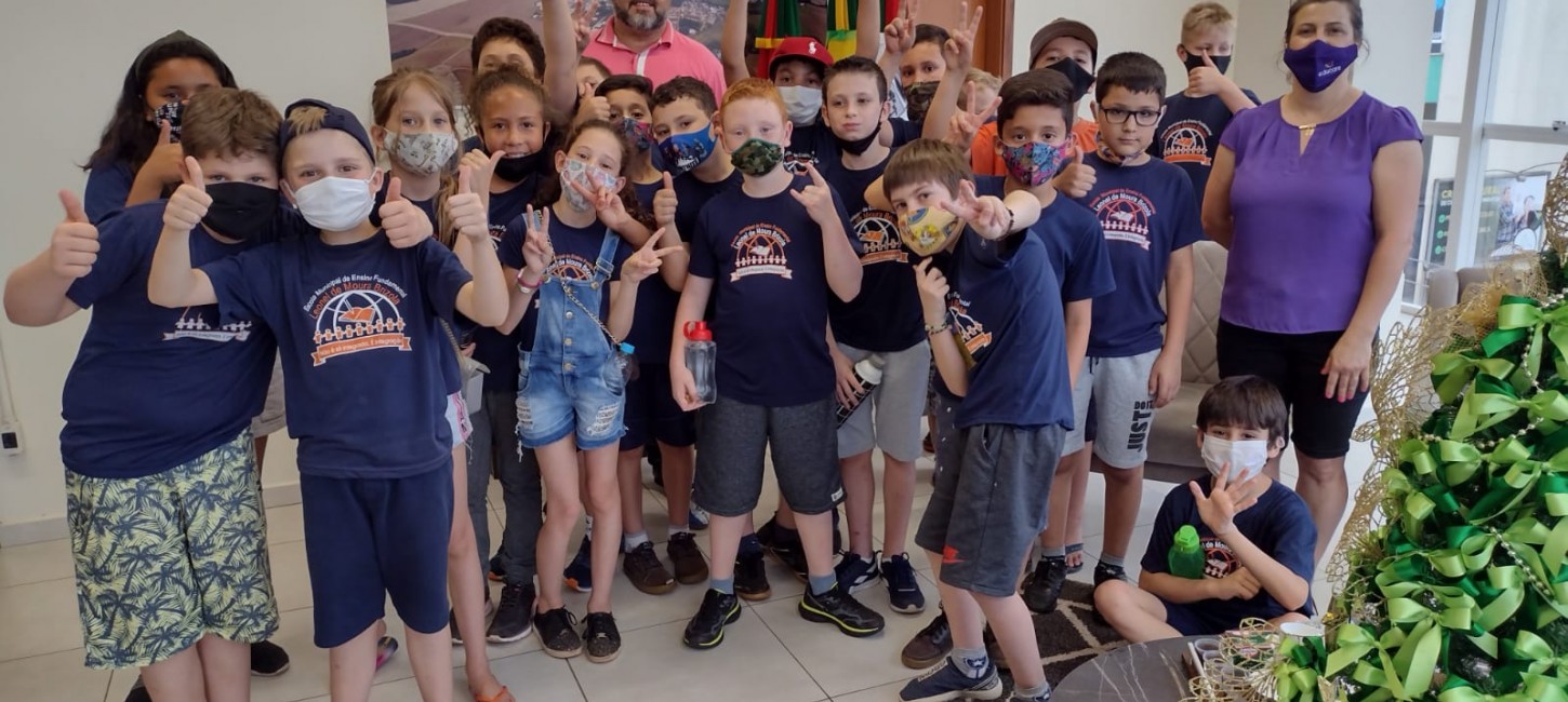 Estudantes da Escola Leonel de Moura Brizola realizam visita de estudo