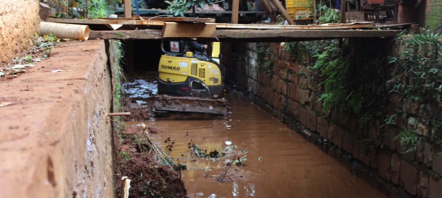 Parceria entre poder público e empresa privada realiza limpeza do rio no centro de Tapejara