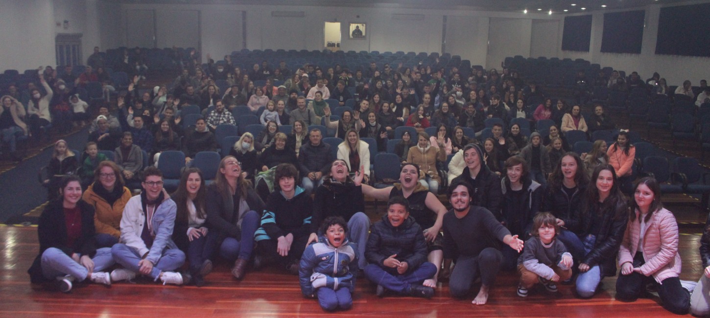 Tapejarenses lotam Centro Cultural para assistir peça teatral