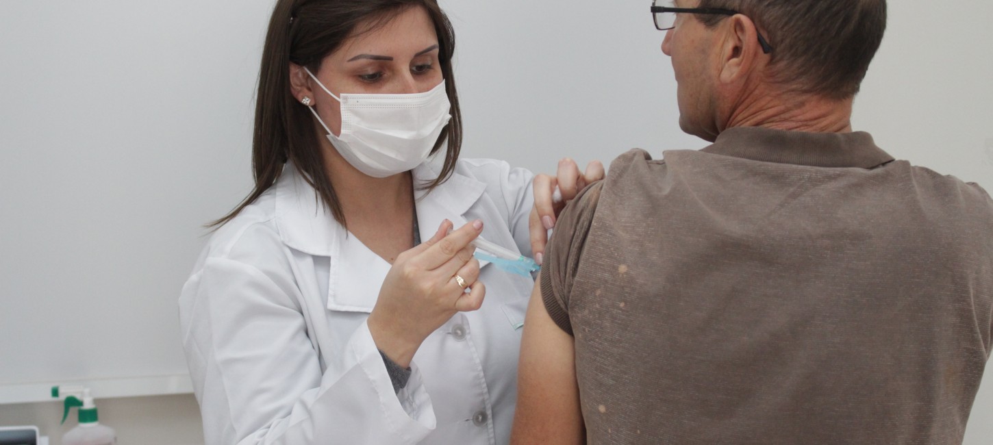 Vacinas contra a Covid-19 e gripe podem ser feitas no mesmo dia