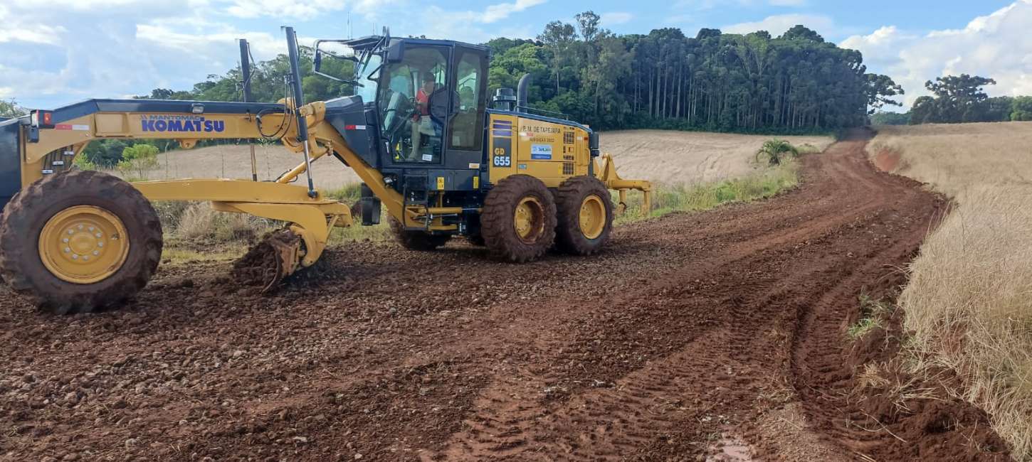 Prefeitura realiza patrolamento e cascalhamento nas estradas do interior