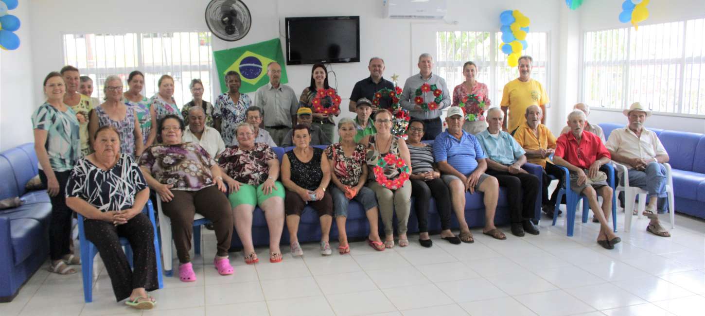 Idosos confeccionam guirlanda e presenteiam autoridades