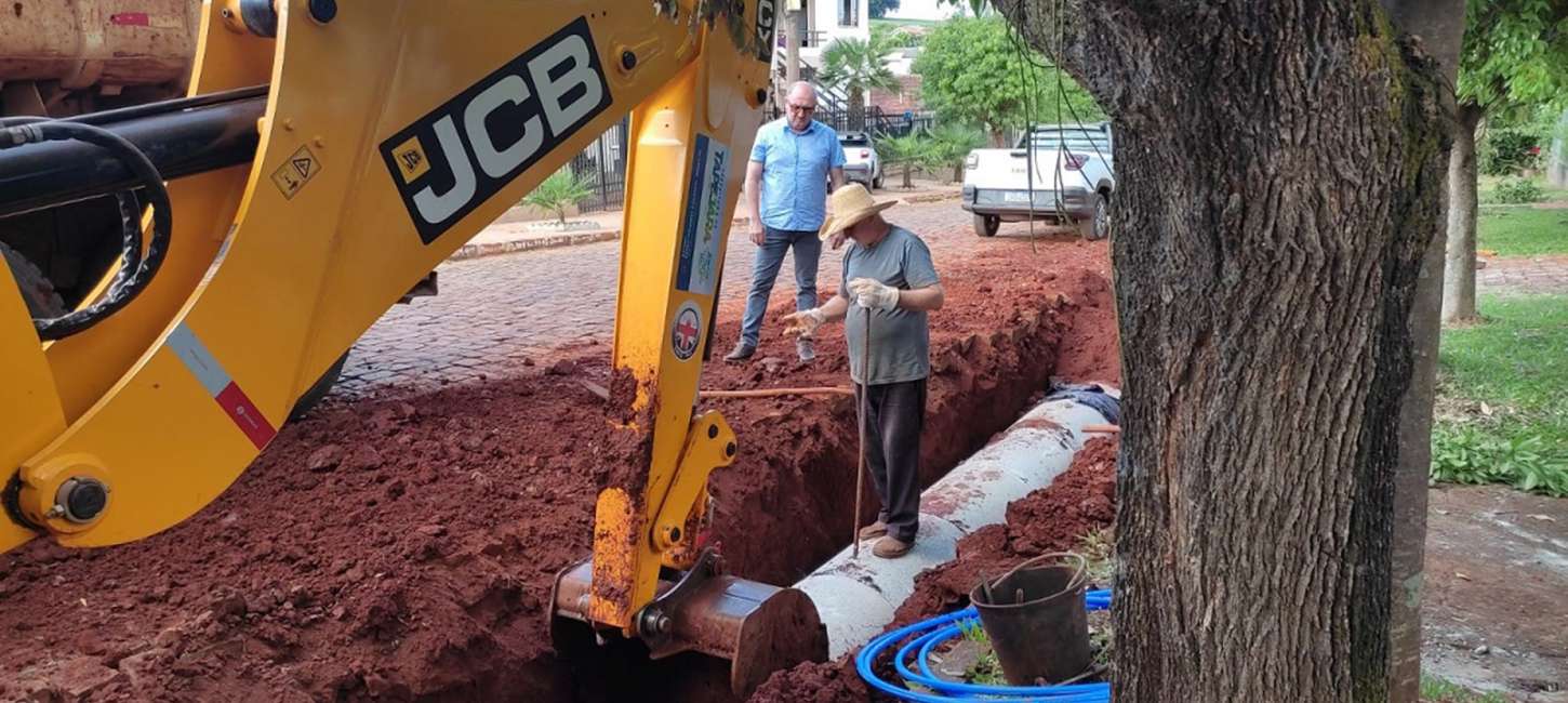 Vice-prefeito Gipe acompanha obras na Rua do Comércio