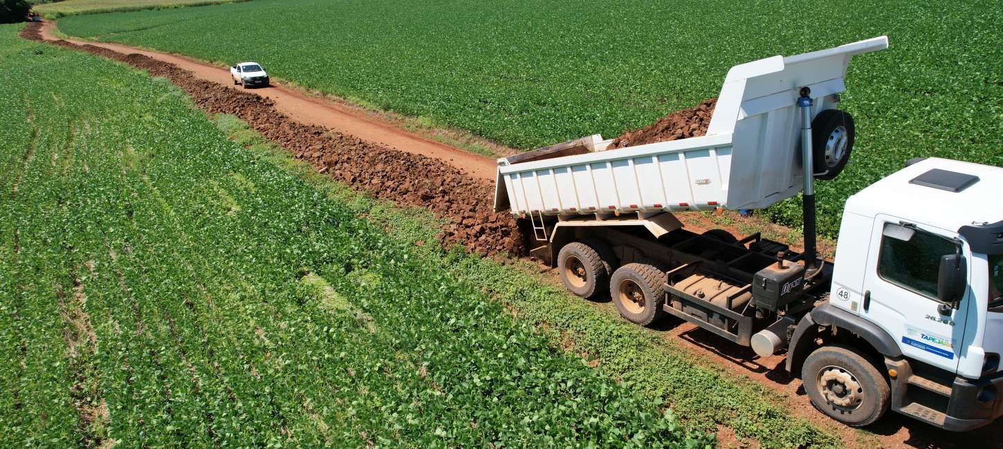 Secretaria da Agricultura segue realizando serviços nas estradas do interior