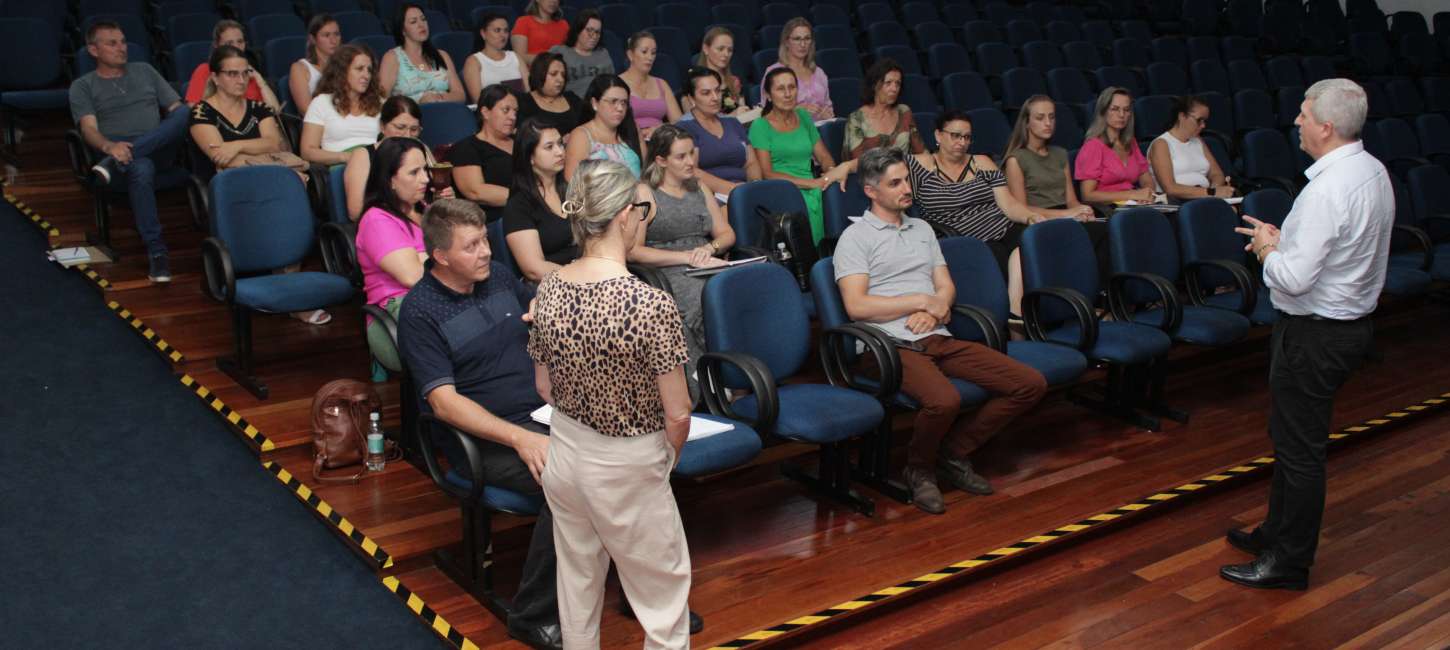 Secretaria de Educação realiza reunião para equipes diretivas da Rede Municipal de Ensino