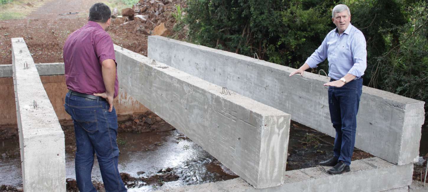 Prefeito BIG acompanha construção de ponte