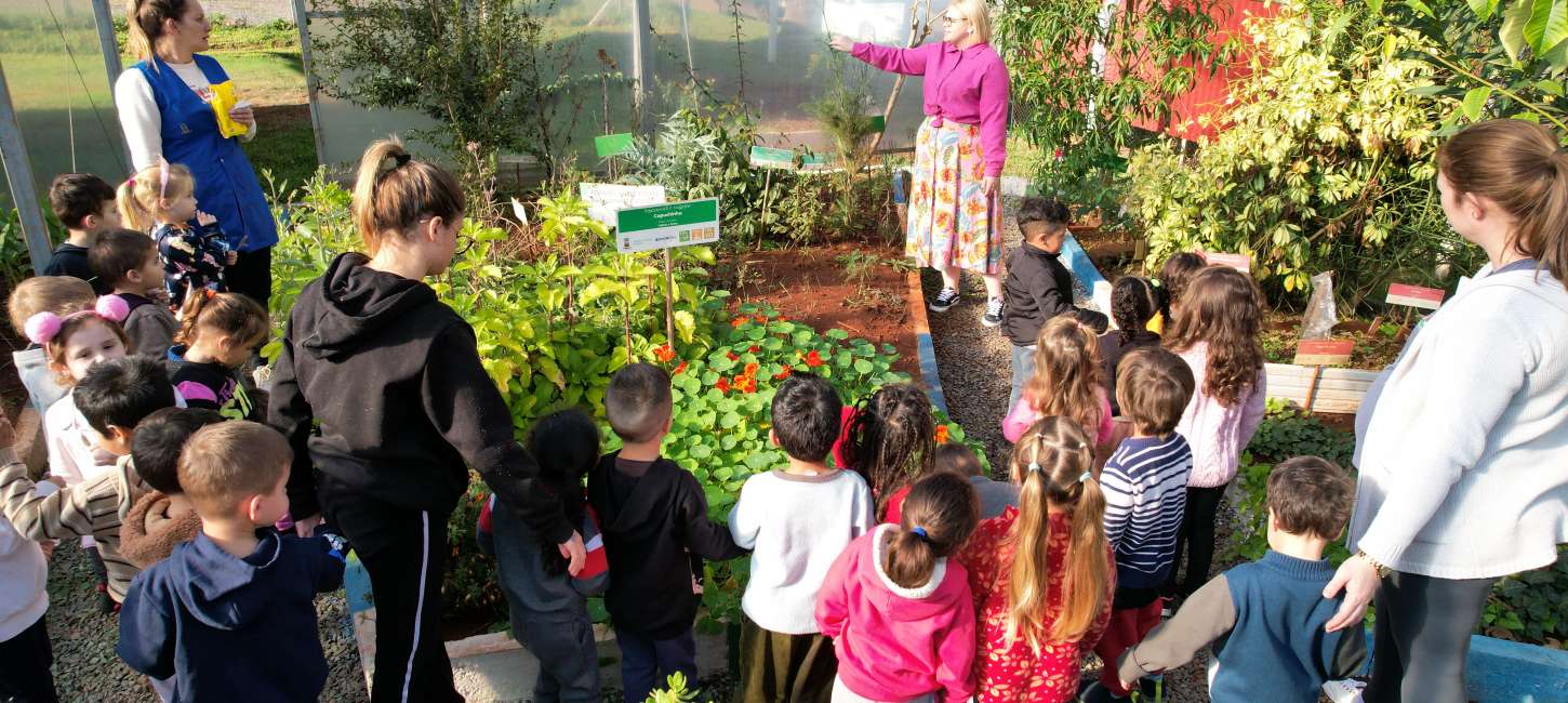 Alunos da creche Gema Canali Sebben visitam o Horto Medicinal