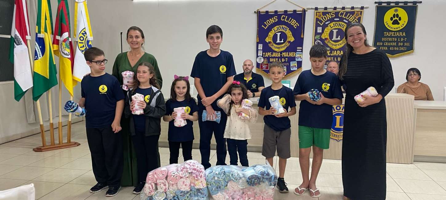 Secretaria de Assistência Social recebe doações de mantinhas do Clube de Leãozinhos de Tapejara