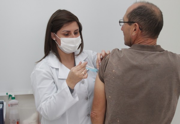 Vacinas contra a Covid-19 e gripe podem ser feitas no mesmo dia