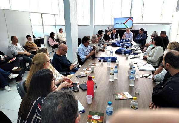 Prefeito Big articula debate sobre judicialização da saúde em reunião da Amunor e Cirenor